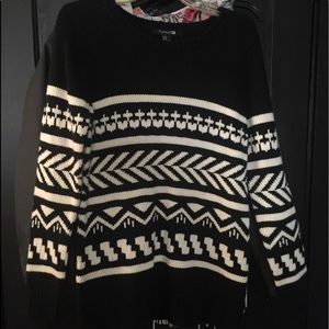 Cozy and chunky black sweater with cute patterns💫